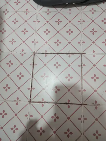 화장실 바닥 타일 보수 — 둘레가 벌어진 바닥타일 한 장