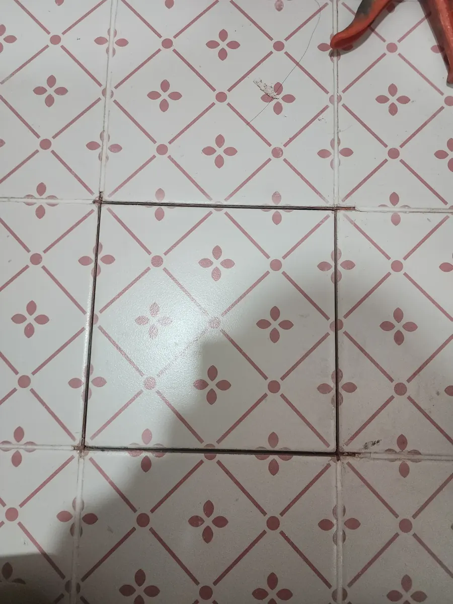 화장실 바닥 타일 보수 — 바닥타일 한 장 부착