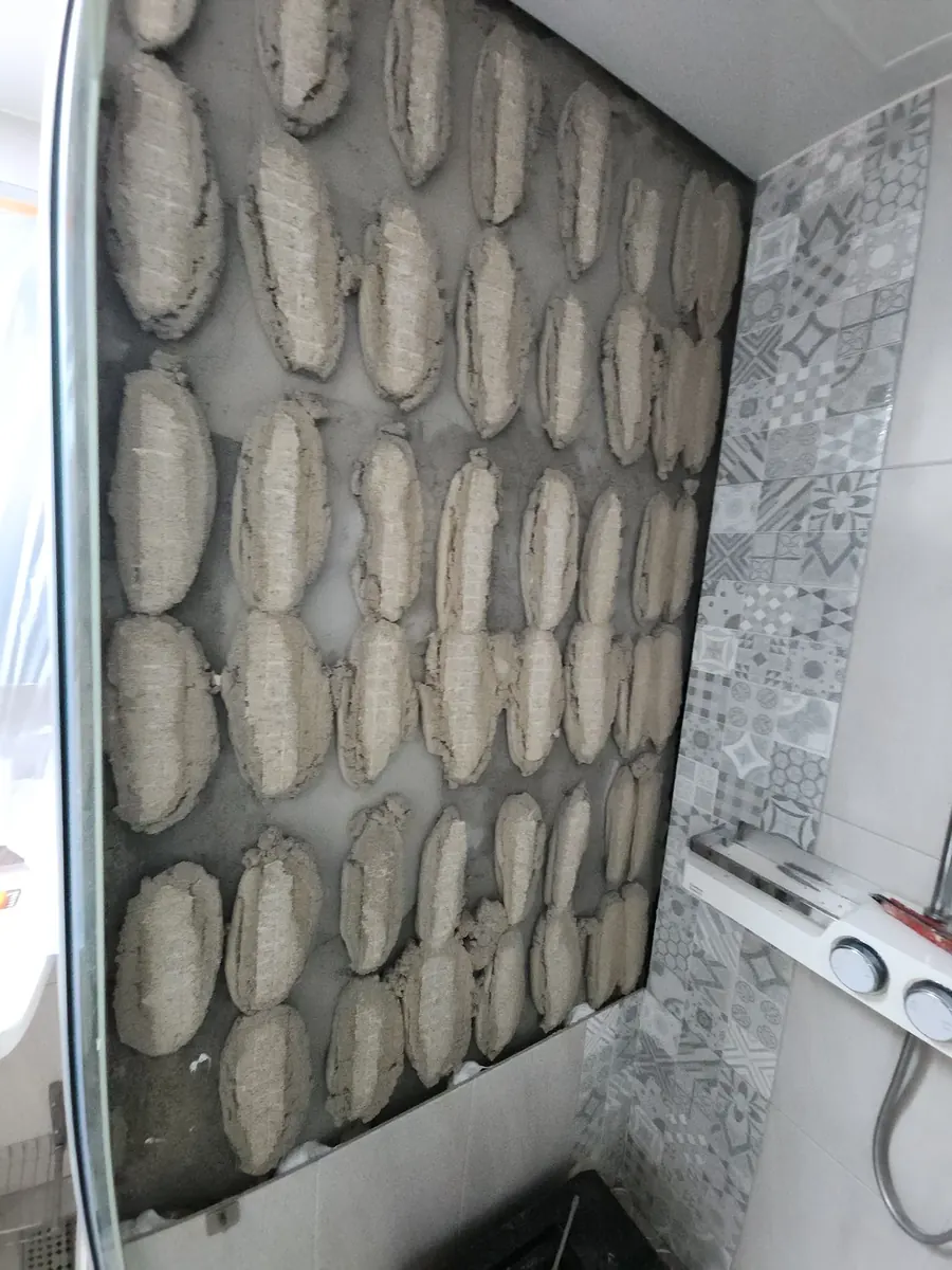 타일 떨어짐 보수 — 벽타일 철거 후 접착 덩어리