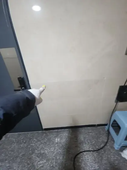 벽 타일 보수 — 현관 옆 복도 벽타일 들뜸